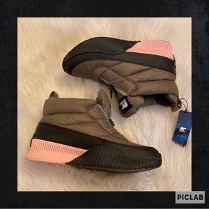 Sorel Out N About Puffy Zip Boots - NWOT - Size 9